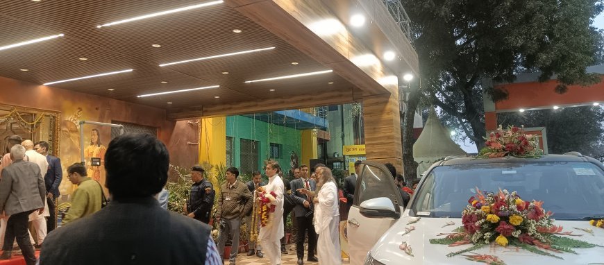 Maha Kumbh 2025: CM Yogi से मिले श्री श्री रविशंकर (Sri Sri Ravishankar), CM ने भेंट की शॉल और फलों की टोकरी