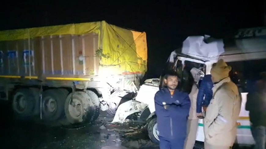 UP News: बस और ट्रक में हुआ भीषण हादसा, दो की हुई मौत 23 श्रद्धालु हुए घायल 