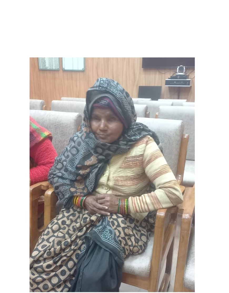 Hardoi News: DM बने अन्नदाता, आंखों से दिव्यांग महिला को राशन देने को निर्देश दिए