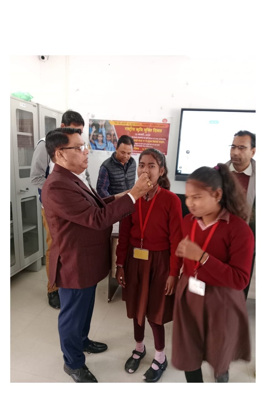 Hardoi News: हरदेवगंज स्थित कंपोजिट विद्यालय में NDD का हुआ शुभारम्भ, CMO ने बच्चों को दवा खिलायी 