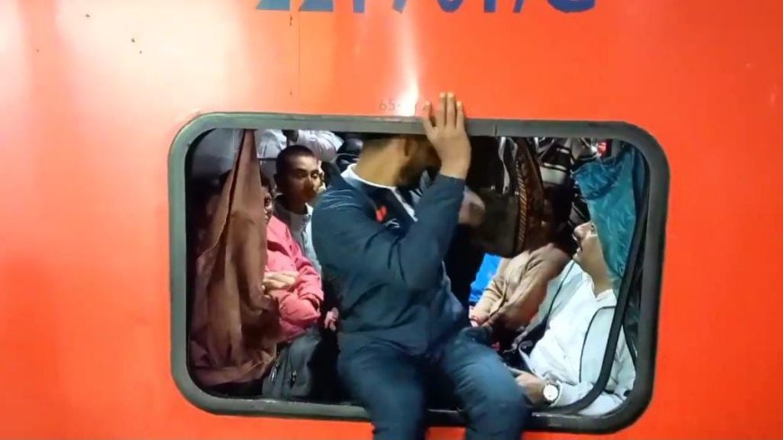 Mahakumbh: बिहार से महाकुंभ (Maha Kumbh) जाने के लिए रेलवे स्टेशनों पर उमड़ी भक्तों की भीड़, तोड़ दिए एसी कोच के शीशे