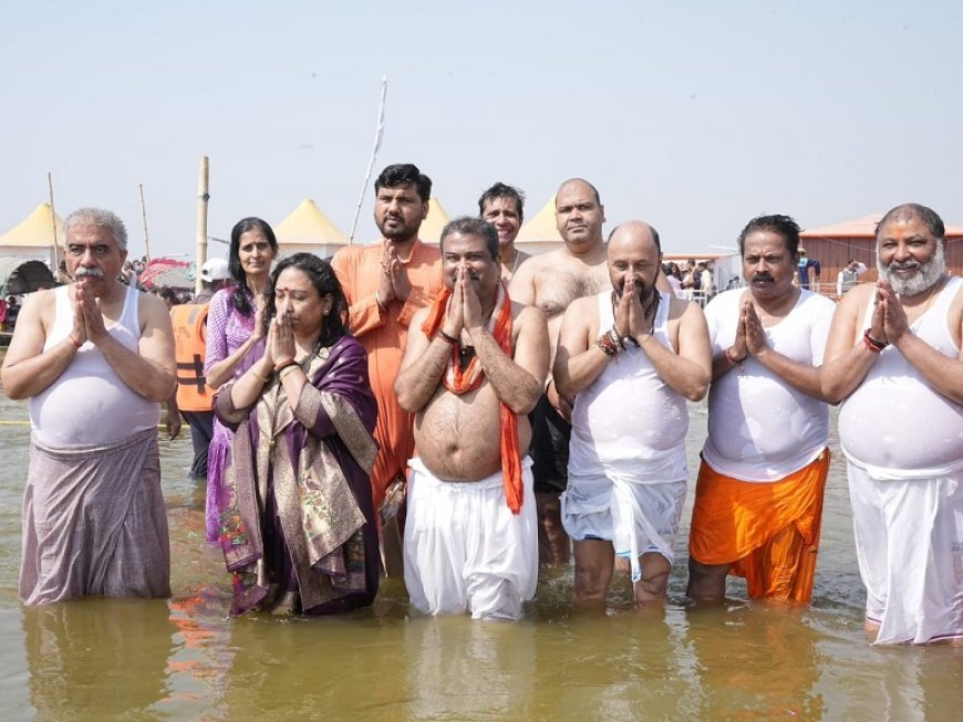 Maha Kumbh 2025: केंद्रीय शिक्षा मंत्री ने त्रिवेणी संगम पर किया स्नान, महाकुम्भ 2025 में शामिल होने पर जताई खुशी। 