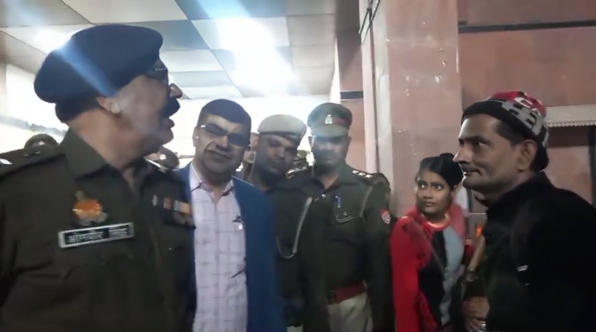 Ballia News: SP, ADM ने महाकुम्भ जाने वाले यात्रियों से बातचीत कर व्यवस्थाओं का जायजा लिया