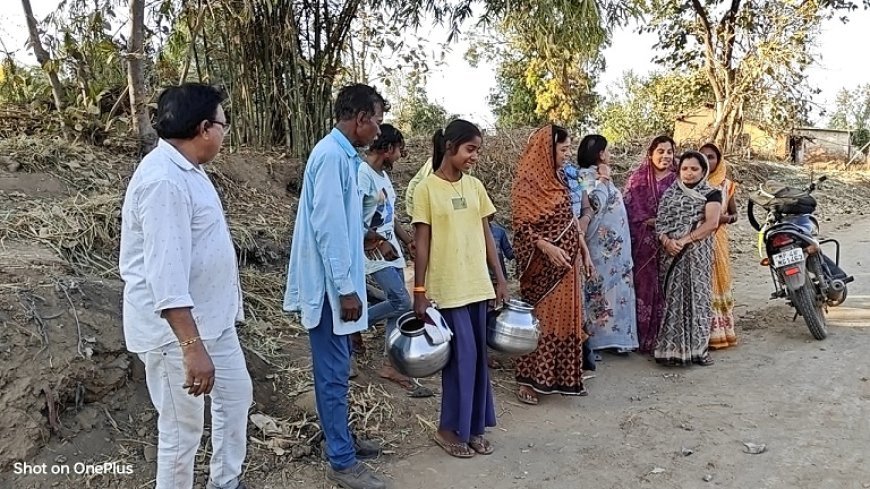 Madhya Pradesh News: गर्मी की शुरुवात में ही पानी के लिए मची त्राहि- त्राहि, पीडब्ल्यूडी के ठेकेदार की गुंडागर्दी का खामियाजा भुगत रहे ग्रामीण। 