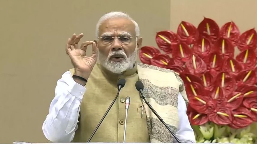 Maha Kumbh 2025: PM Modi ने की स्वच्छता कर्मियों व पुलिस की प्रशंसा, कहाः महाकुम्भ (Maha Kumbh) में आने वाला हर शख्स कर रहा गुणगान