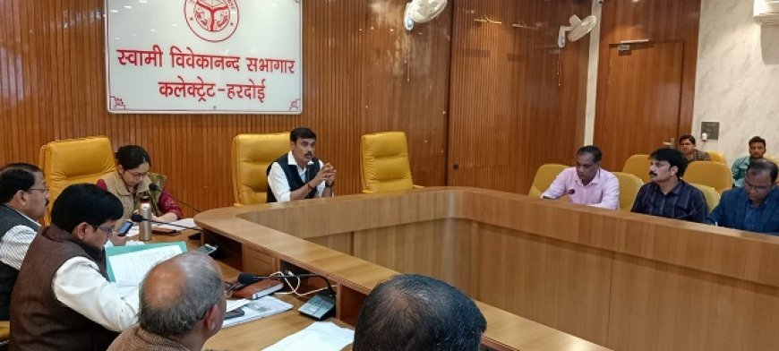 Hardoi News: जिलाधिकारी ने निर्माण कार्य की ख़राब श्रेणी को लेकर सीएनडीएस के एई को लगाई कड़ी फटकार।  