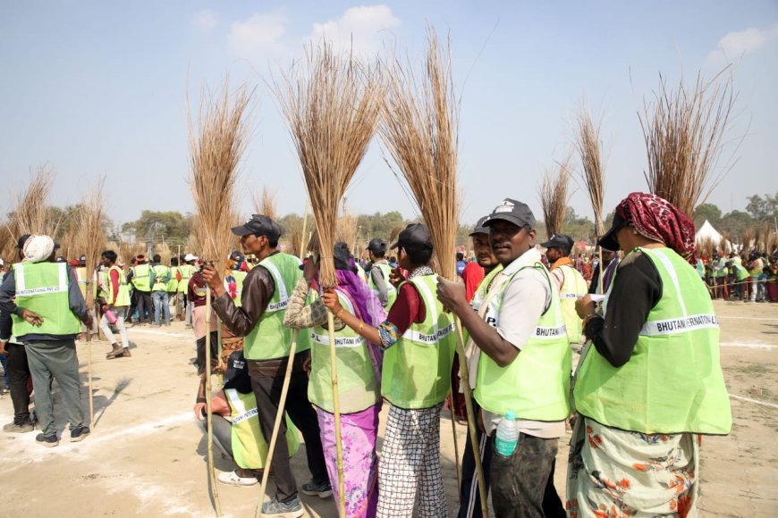 महाकुम्भ (Maha Kumbh) 2025: स्वच्छताकर्मियों ने बनाया एक नया गिनीज बुक ऑफ वर्ल्ड रिकार्ड, प्रयागराज मेला प्राधिकरण ने तोड़ा कुम्भ 2019 का अपना ही बनाया पुराना रिकार्ड 
