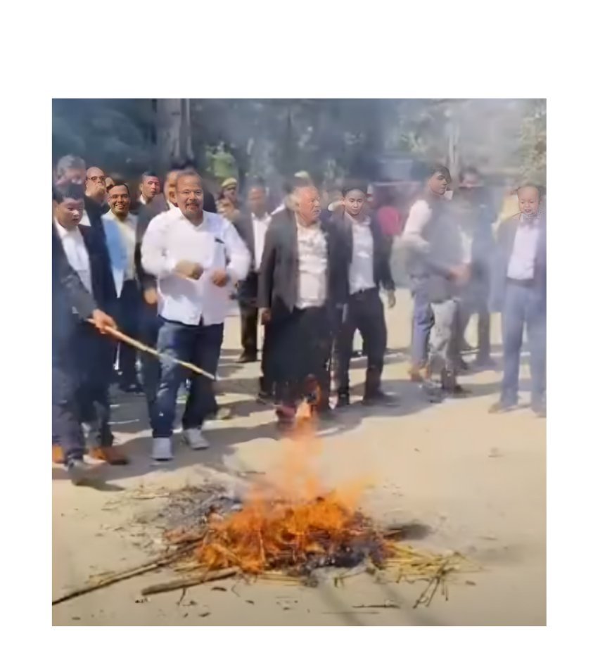 Hardoi News: अधिवक्ता संशोधन बिल का विरोध, वकीलों का प्रदर्शन, कलेक्ट्रेट परिसर का गेट खोलकर तोड़ी गई बैरिकेडिंग