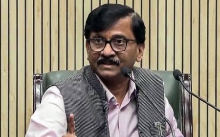 Political News: उद्धव ठाकरे की आलोचना पर भड़के संजय राउत, बोले मोहन भागवत से पूछे महाकुंभ क्यों नहीं गए। 