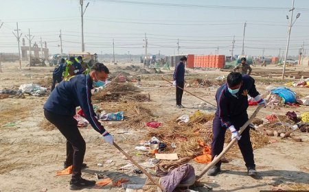 Prayagraj News: महाकुम्भ मेला (Maha Kumbh Mela) क्षेत्र के सेक्टर-21 में एनसीसी (NCC ) कैडेट्स ने चलाया स्वच्छता अभियान।  