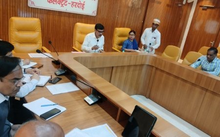 Hardoi News: जिलाधिकारी ने सहायक अभियंता को कड़ी फटकार लगाते हुए कारण बताओ नोटिस जारी करने के दिए निर्देश। 