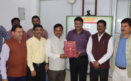 Hardoi News: कश्मीर में अनुच्छेद 370 और मीडिया पर शोध कार्य कर रजनीश त्रिपाठी ने  डॉक्टरेट की उपाधि प्राप्त की।