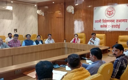 Hardoi News: जिलाधिकारी ने ख़राब रैकिंग पर जताई कड़ी नाराजगी, एक दिन का वेतन काटने के निर्देश दिए। 