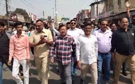 Sitapur News: सीतापुर में पत्रकार की दिनदहाड़े हत्या के विरोध में पत्रकार ने किया पैदल मार्च, मुख्यमंत्री को संबोधित ज्ञापन जिलाधिकारी को सौंपा।