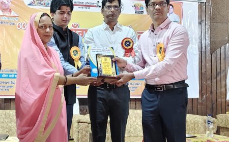 Ballia News: DM ने 'हमारा आंगन-हमारे बच्चें' उत्सव समारोह का दीप प्रज्ज्वलित कर किया शुभारंभ