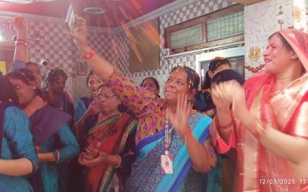 Hardoi News: श्री राम जानकी हनुमत धाम में भक्तों ने धूमधाम से खेली फूलों की होली। 