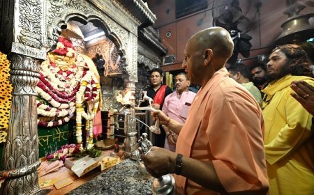 Varanasi News: मुख्यमंत्री ने किया बाबा विश्वनाथ व 'काशी कोतवाल' का दर्शन-पूजन, अन्नपूर्णा माता मंदिर के दर पर भी गोरक्षपीठाधीश्वर ने झुकाया शीश 