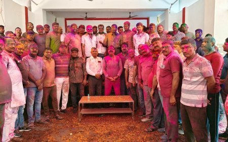 Ballia News: बलिया पुलिस लाइन में आयोजित पुलिस होली मिलन समारोह, हर्षोउल्लास के साथ सभी अधिकारी हुए शामिल।