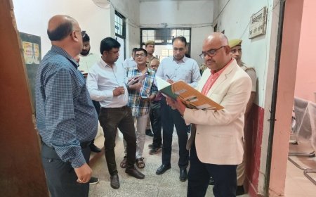 Kanpur News: जिलाधिकारी ने जिला विद्यालय निरीक्षक कार्यालय का किया निरीक्षण। 