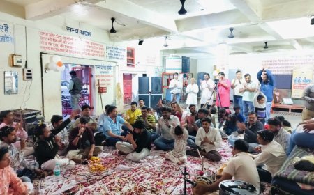 Hathras News: रोटी बैंक पर निस्वार्थ सेवा संस्थान द्वारा हरि नाम संकीर्तन और फूलों की होली का आयोजन