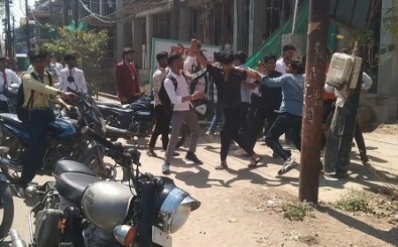 Hathras News: कॉलेज के बाहर छात्र गुट भिडे, कहासुनी के बाद मारपीट।