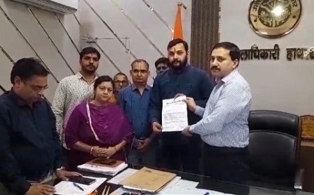 Hathras News: बिसावर घटना को लेकर विहिप  प्रतिनिधि मंडल मिला डीएम से, सौंपा ज्ञापन।