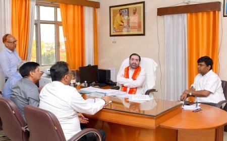 Lucknow News: राज्य मंत्री सतीश चंद्र शर्मा ने दिए संबंधित अधिकारियों को आवश्यक दिशा निर्देश, नियमित समय पर खुले रहे क्रय केंद्र।