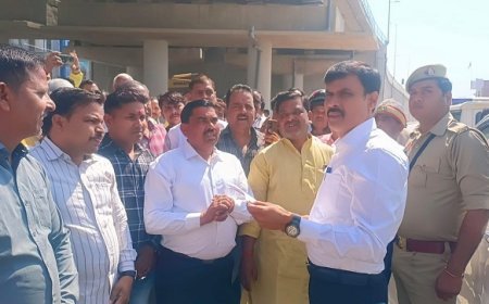 Hardoi News: जिलाधिकारी ने किया रेलवे क्रासिंग का निरीक्षण। 