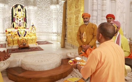 Ayodhya News: सीएम योगी ने रामलला के श्रीचरणों में झुकाया शीश, हनुमानगढ़ी में भी लगाई हाजिरी।