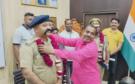 Hardoi News: अपहृत बच्चे को सकुशल पाकर माता-पिता के चेहरे पर आई मुस्कान, एसएसपी को माला पहनकर किया आभार व्यक्त। 