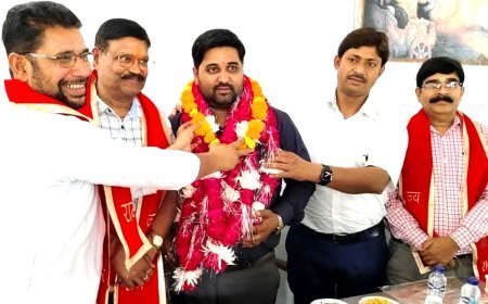 Hardoi News: विकास मिश्रा तीसरी बार निर्विरोध तहसील अध्यक्ष चुने गये, ग्रामीण पत्रकार एसोसिएशन बैठक संपन्न