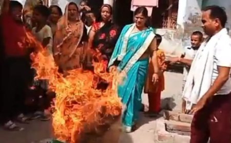 Hathras News: राष्ट्रवादी प्रताप सेना ने सांसद रामजीलाल सुमन का पुतला फूंका