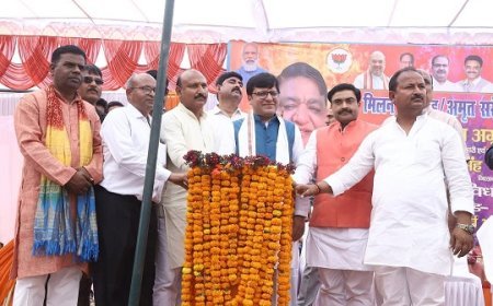 Hardoi News: राज्य मंत्री द्वारा की गई होली समारोह में शिरकत, अमृत सरोवर का उद्घाटन कर सपा पर बोला जोरदार हमला। 