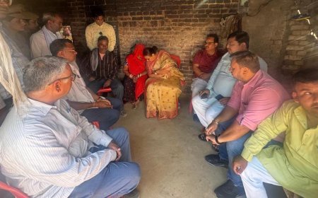 Hathras News: दो मासूमों के साथ दुष्कर्म की वारदात होने की सूचना पाकर सांत्वना देने पहुंची सदर विधायक