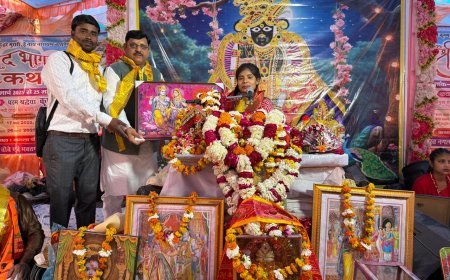 Hathras News: श्रीमद् भागवत कथा में पूर्व पालिकाध्यक्ष पं. आशीष शर्मा को व्यास पीठ से मिला आशीर्वाद