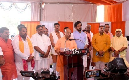 Gorakhpur News: प्रदेश सरकार के आठ वर्ष पूर्ण होने पर गोरखपुर में सीएम योगी ने की मीडियाकर्मियों से बातचीत। 