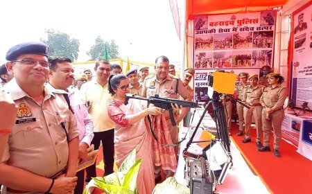 Lucknow News: विभागीय प्रदर्शनी एवं स्टालों का मुख्य अतिथि व डीएम ने किया निरीक्षण