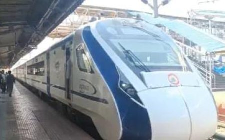 वंदे भारत एक्सप्रेस ट्रेन पर पत्थरबाजों ने किया हमला, यात्रियों में फैली दहशत।