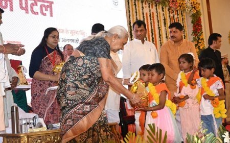 UP News: योजनाओं का भव्य वितरण  समारोह में राज्यपाल ने  लाभार्थियों को किया लाभान्वित, बोली -शिक्षा और स्वास्थ्य किसी भी व्यक्ति के जीवन का सबसे महत्वपूर्ण स्तंभ। 