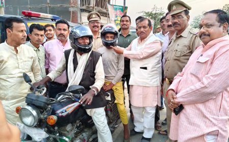 Hardoi News: विधायक श्याम प्रकाश व कोतवाल विद्यासागर पाल ने हेलमेट बांटे, यात्रा के दौरान सुरक्षा पर ध्यान देने को किया जागरूक