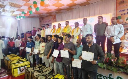 Hathras News: तृतीय दिवस के प्रथम सत्र का शुभारंभ सांसद अनूप प्रधान ने किया