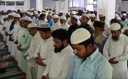 Hardoi News: पिहानी  में कड़ी सुरक्षा के बीच संपन्न हुई अलविदा जुमे की नमाज, मस्जिदों में उमड़े रोजेदार।