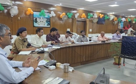 Farrukhabad News: जिलाधिकारी ने सड़क सुरक्षा के लिए जागरूकता कैंप आयोजित करने के दिए निर्देश। 