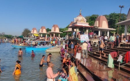 Naimisharanya News: शनि अमावस्या पर नैमिषारण्य तीर्थ के राजघाट पर स्नान को उमड़े श्रद्धालु। 