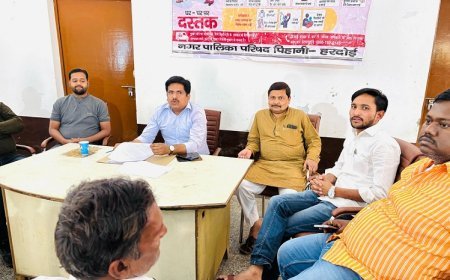 Hardoi News: ईओ ने सभासदों व सफाई नायकों को पढ़ाया संचारी रोग नियंत्रण का पाठ।