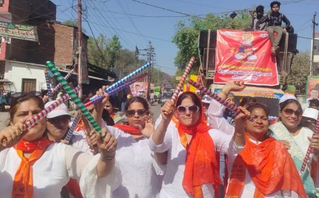 Kanpur News: झूले लाल जन्मोत्सव को सिंधी समाज ने बड़े ही धूम धाम से शुरुआत की, विधायक अजय कपूर ने शोभा यात्रा को हरी झंड़ी दिखा कर रवाना किया