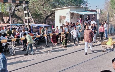 Sitapur News: रेलवे विभाग की बड़ी लापरवाही, रेलवे क्रासिंग पर भारी अव्यवस्था की तस्वीरें सामने आईं