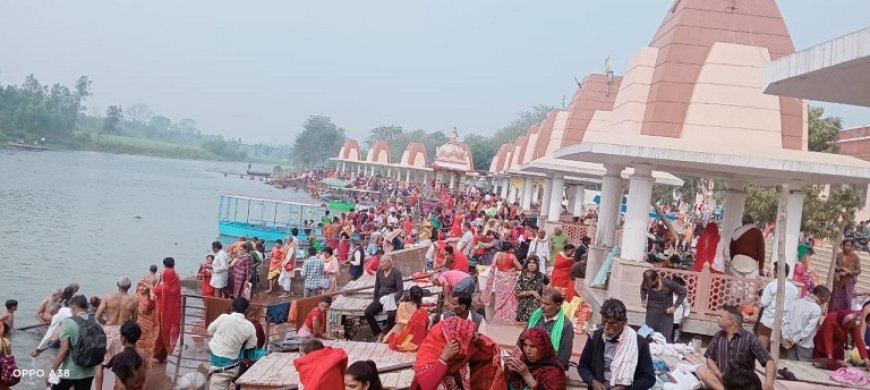 Sitapur News: विश्व विख्यात तीर्थ नैमिषारण्य में चौरासी कोसी परिक्रमा अमावस्या के पावन अवसर पर श्रद्धालुओं ने गोमती नदी में लगायी डुबकी। 