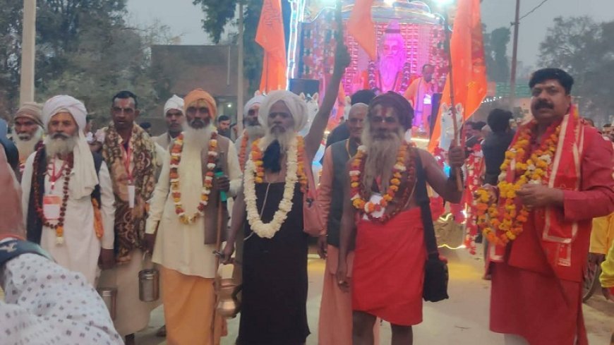 Sitapur News: गगन भेदी रामाध्वनि के जयकारों के साथ प्रारम्भ हुई धार्मिक चौरासी कोसीय होली परिक्रमा।