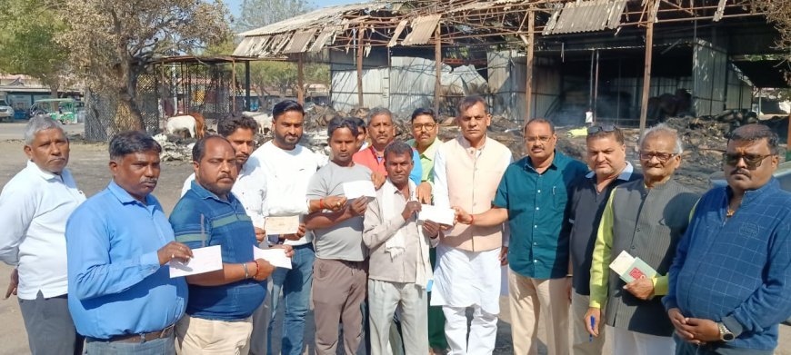 Kanpur News: मिली पीड़ित व्यापारियों को चेक खिले चेहरे, पीड़ित व्यापारियों को चेक वितरण किया